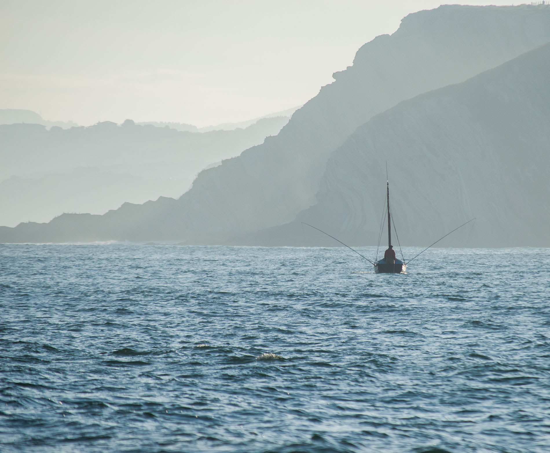 imagen pesquero en mar cerca de costa