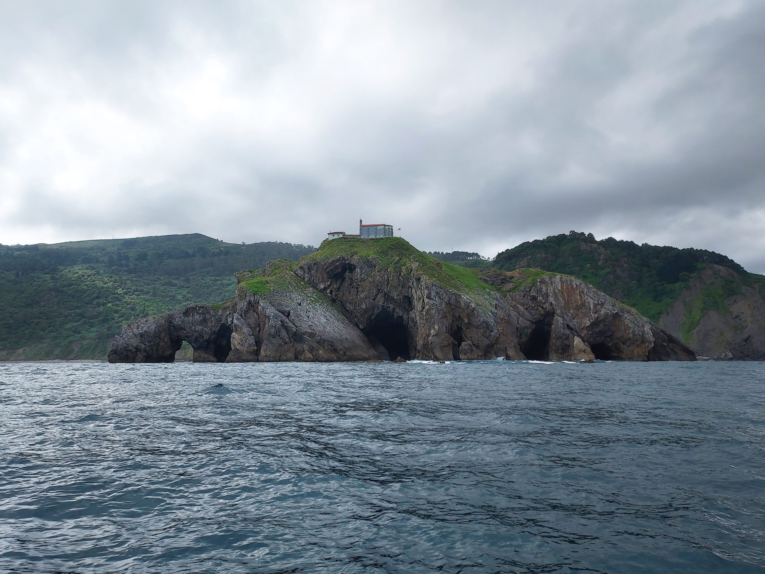 imagen isla cerca Bermeo